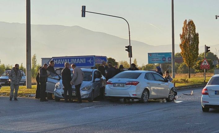 Erzincan’da iki otomobil çarpıştı: 5 yaralı
