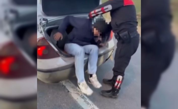 Erzincan’da otomobilin bagajında 2 kaçak göçmen yakalandı
