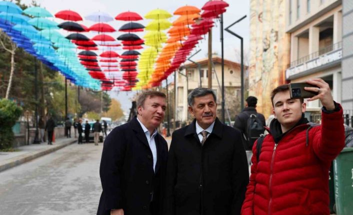 Erzincan’da rengârenk şemsiyelerle kaplanan sokak ilgi görüyor