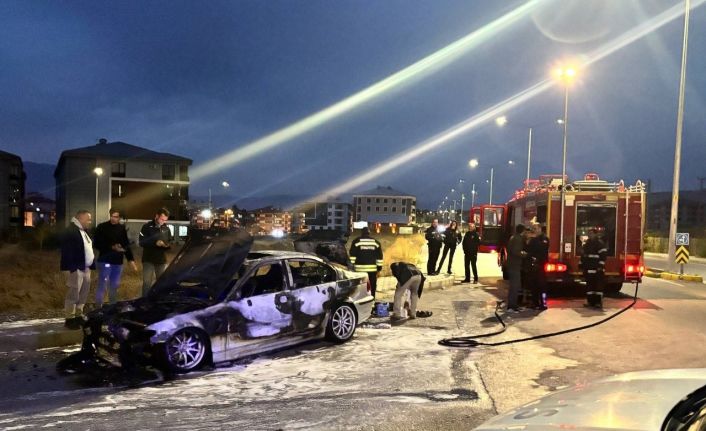Erzincan’da seyir halindeki otomobil alev aldı: 2 kişi son anda kurtuldu