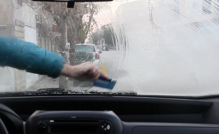 Erzincan’da soğuk hava etkili oldu: Araç camları buz tuttu