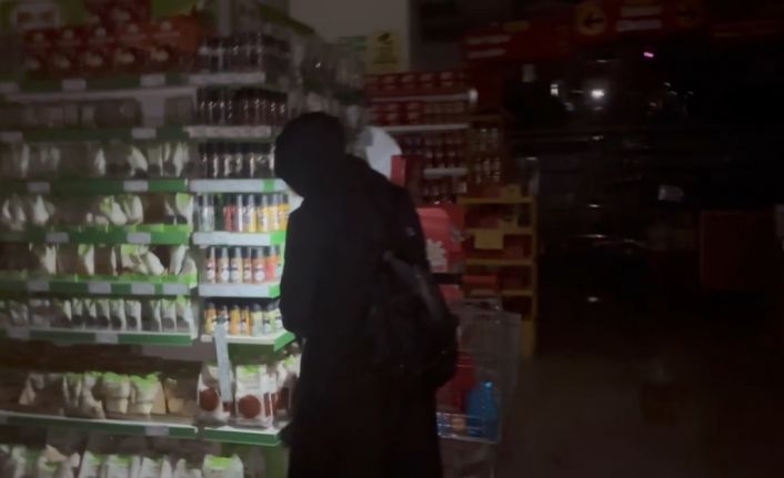 Erzincan’da vatandaşlar marketlerde cep telefonu ışığıyla alışveriş yaptı