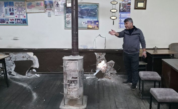 Erzincan’da yıkım faciasından dönüldü: Müşteriler çaylarını bırakıp canlarını kurtardı