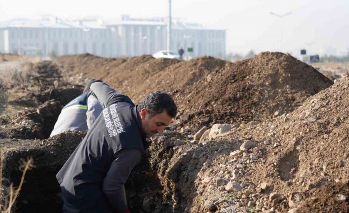 Erzurum’da kış öncesi mezar hazırlığı