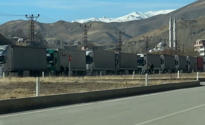 Esendere’de tır kuyruğu 2 kilometreyi buldu