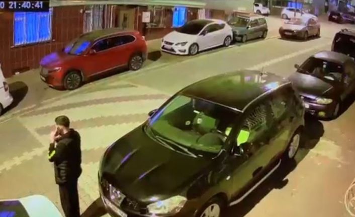 Esenyurt’ta sokaktaki 2 kişiye silahlı saldırı: O anlar kamerada