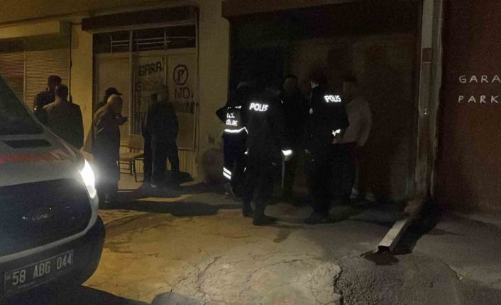 Eşinden haber alamayınca garaja indi, otomobilin içinde ölü buldu