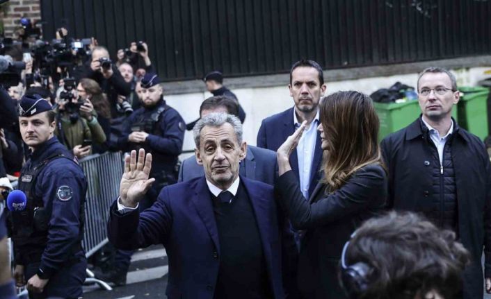 Eski Fransa Cumhurbaşkanı Sarkozy adli kontrol şartıyla serbest bırakıldı