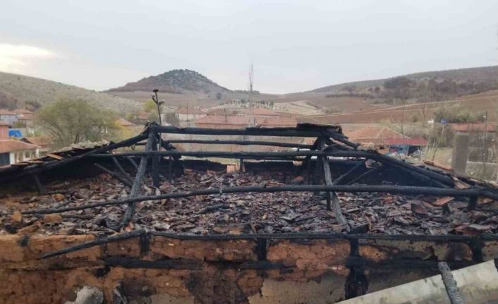 Eski kıyafetleri tandırda ateşe verdi, çatı alev alev yandı