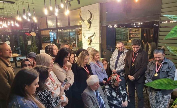 Eski öğrencilerinden emekli öğretmene duygulandıran Öğretmenler Günü sürprizi