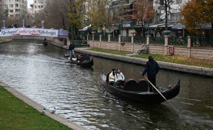 Eskişehir’de soğuk havaya rağmen gondol keyfi yaptılar