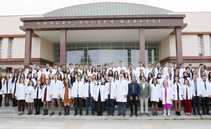 ESOGÜ’lü genç diş hekimi adayları beyaz önlüklerini giydi