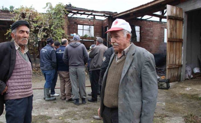Evi yanan yaşlı çiftçinin biriktirdiği paralar ve eşyaları küle döndü
