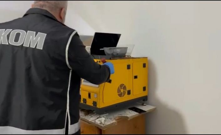 Evin odalarını sigara imalathanesine çevirmişler