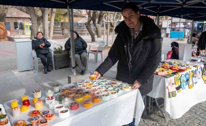 Evinde ürettiği estetik mumları stantta vatandaşlarla buluşturuyor