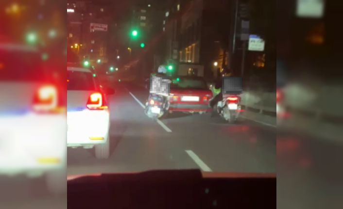 Eyüpsultan’da arızalanan otomobili motokuryeler ayaklarıyla itti