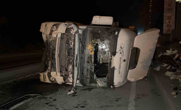 Eyüpsultan’da kontrolden çıkan hafriyat kamyonu yan yattı. 1 yaralı