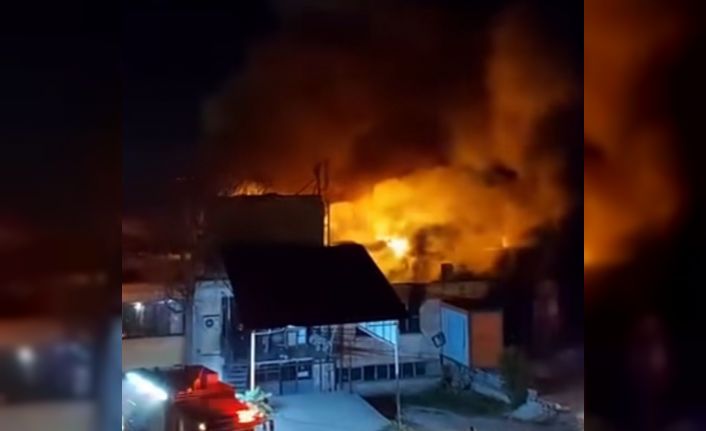 Fabrika yerleşkesinde çıkan yangında 6 işyeri zarar gördü