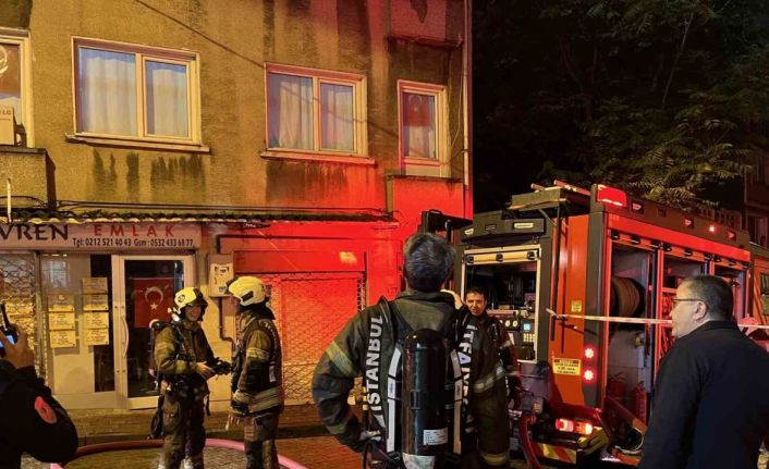 Fatih’te 3 katlı binanın çatısında korkutan yangın