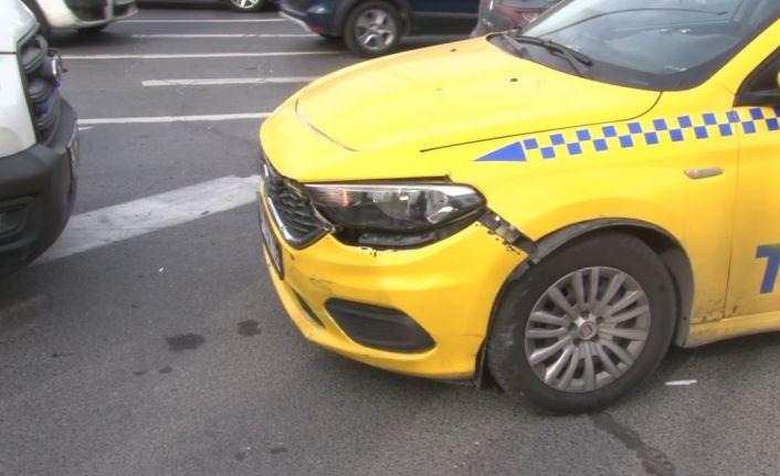 Fatih’te motosiklet ile taksi çarpıştı: Motosikletli yola savruldu
