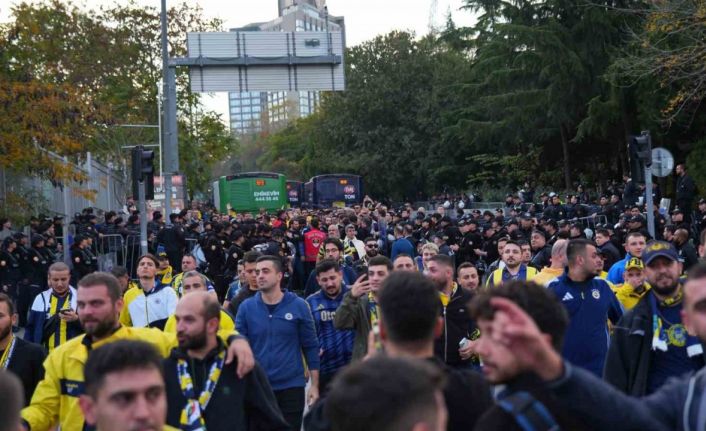 Fenerbahçe taraftarı derbi için stada geldi