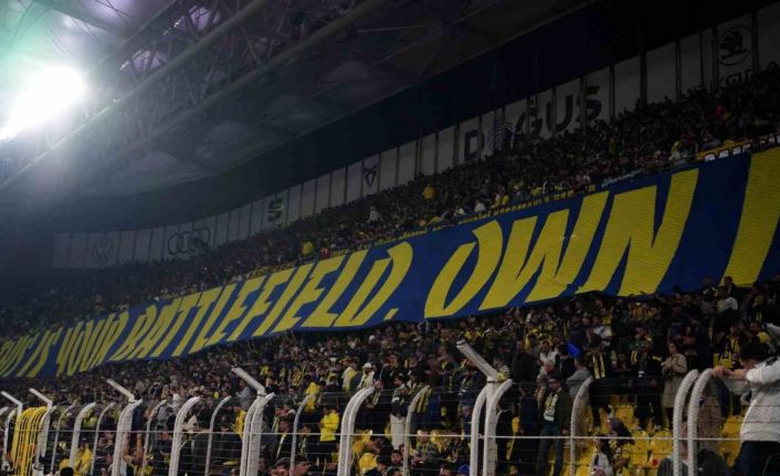 Fenerbahçe taraftarından, oyunculara Galatasaray maçını hatırlatan pankart