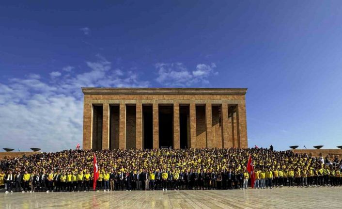 Fenerbahçeli taraftarlar, Anıtkabir’i ziyaret etti