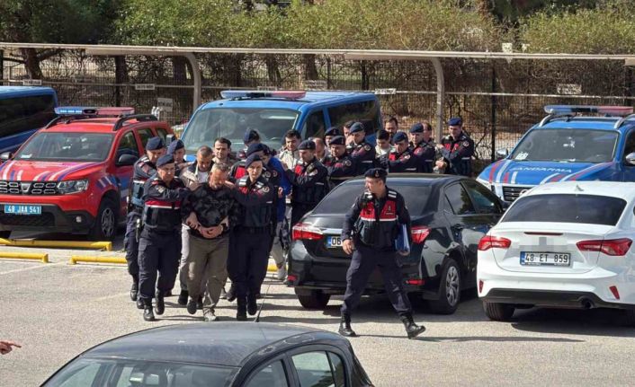 FETÖ şüphelileri denizde yakalandı