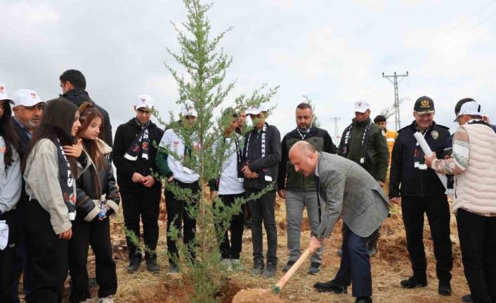 Fidanlar şehitler için toprakla buluştu