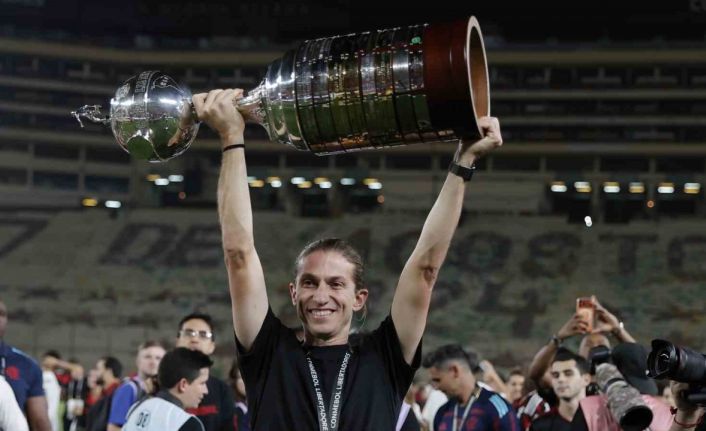 Filipe Luis, teknik direktörlük kariyerinde 5. kupasını kazandı