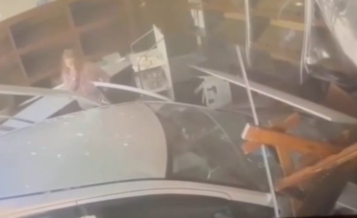 Fırına dalan otomobil ortalığı savaş alanına çevirdi... O anlar kamerada