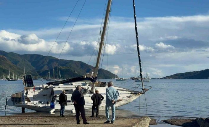 Fırtınada karaya vuran yelkenliler kaldırılıyor
