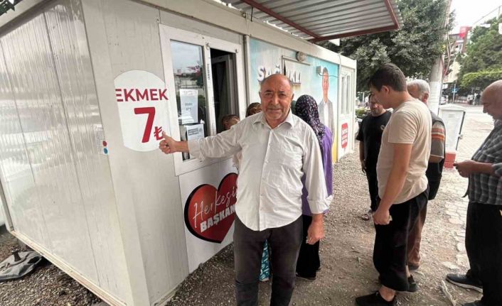 Fiyatın yarısından daha ucuza ekmek satınca metrelerce kuyruk oluştu