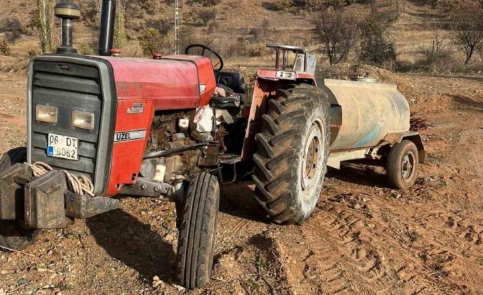 Fren boşalan traktörü durdurmak isterken yaralandılar