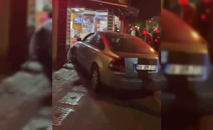 Fren yerine gaza basınca otomobil dükkana girdi