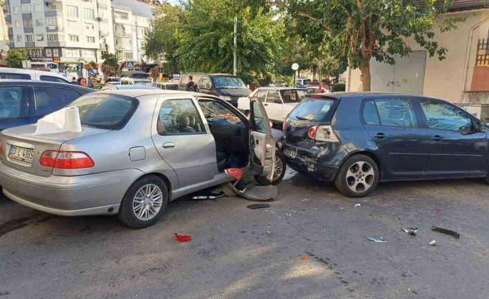 Freni tutmayan otomobil park halindeki araçlara çarptı: 1 yaralı