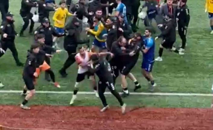 Futbol sahası ringe döndü, 24 kırmızı kart çıktı