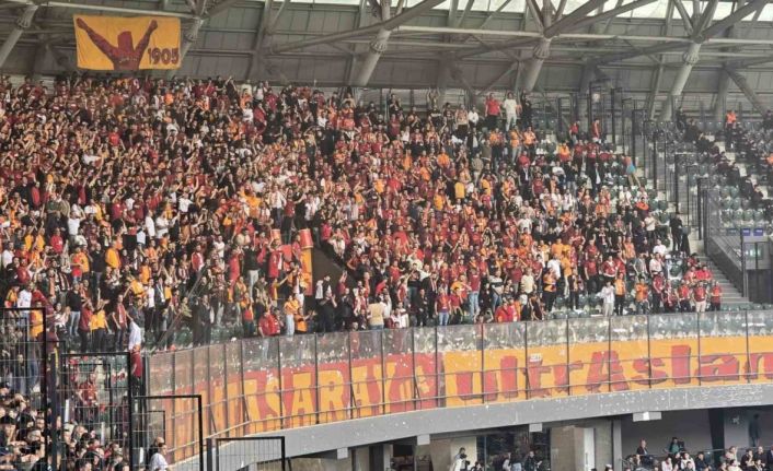 Galatasaray taraftarından Selçuk İnan tezahüratı