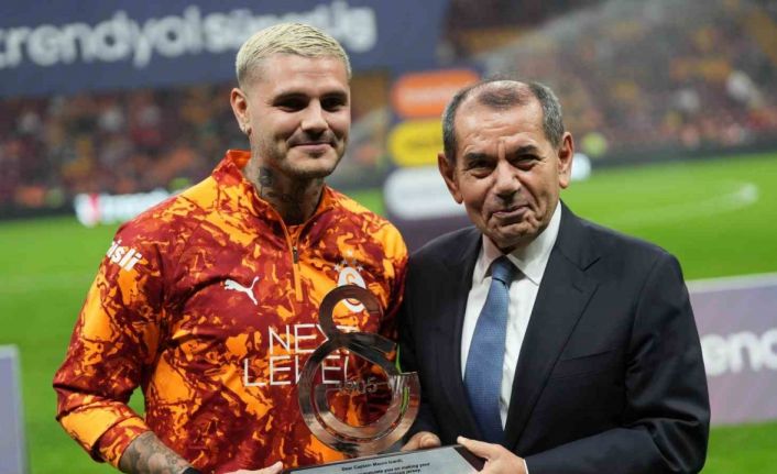 Galatasaray’da 100. maçına çıkan Mauro Icardi’ye plaket verildi