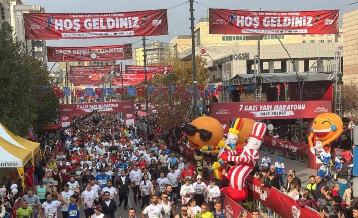 Gaziantep’te 7. Gazi Yarı Maratonu bin 498 sporcunun katılımıyla başladı