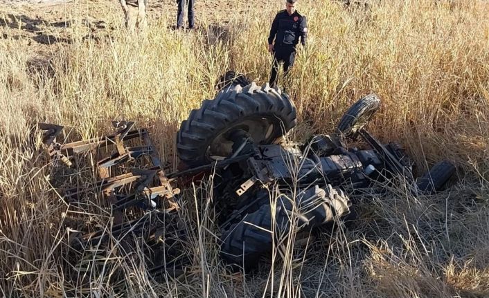 Gaziantep’te devrilen traktörün sürücüsü hayatını kaybetti