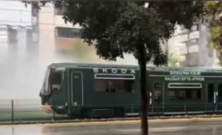 Gaziantep’te faciadan dönüldü: Yüzlerce yolcunun olduğu tramvaya yıldırım isabet etti