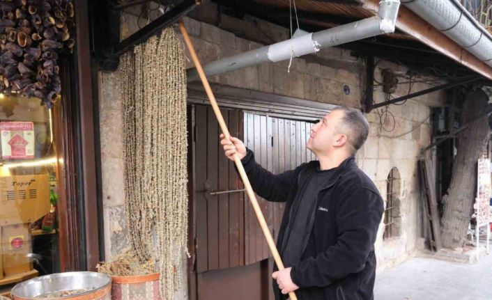 Gaziantep’te kışın vazgeçilmezi kuru bamya 2 bin TL’den tezgahta