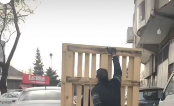 Gaziantep’te tehlikeli yolculuk: Motosiklet üzerinde palet taşıdı