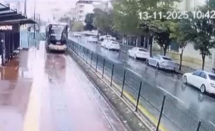 Gaziantep’te tramvaya yıldırım isabet etme anı kamerada