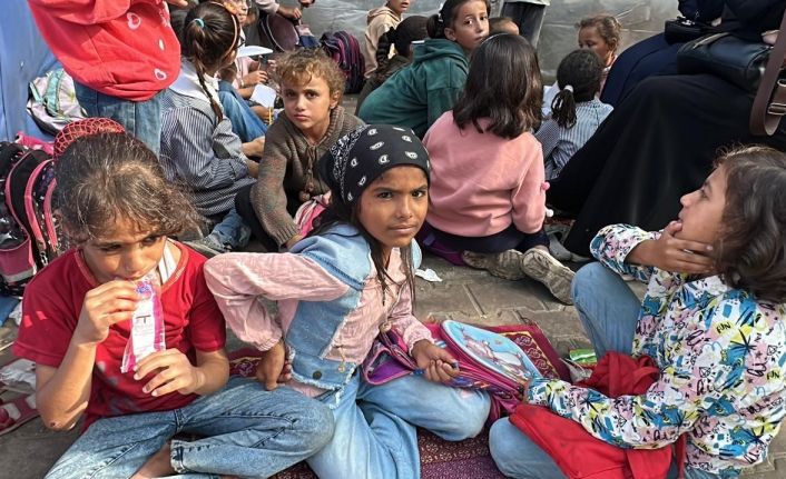 Gazze’de çocuklar enkaza dönen okullarda ders başı yaptı