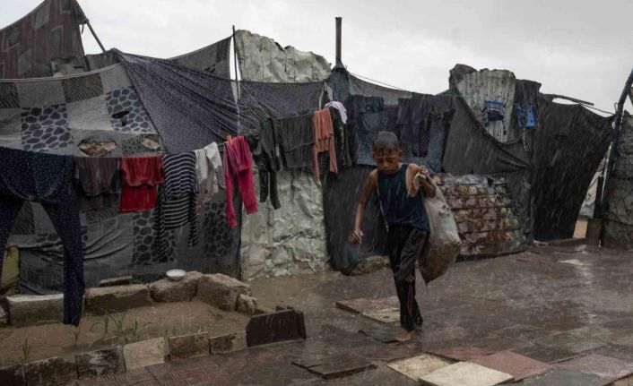 Gazze’de yoğun yağış nedeniyle çadırları su bastı