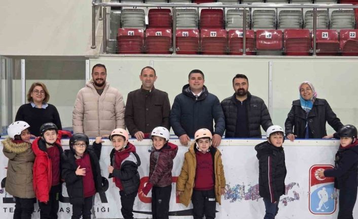 Geleceğin buz hokeycileri ilk adımlarını attı