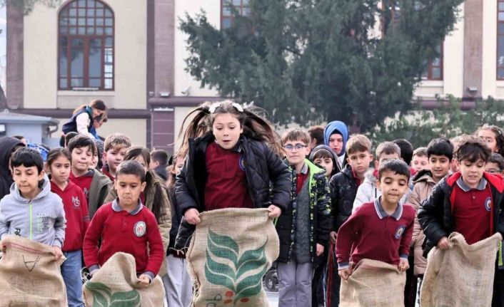 Geleneksel Oyunlar Tırı Manisa’da çocuklarla buluştu