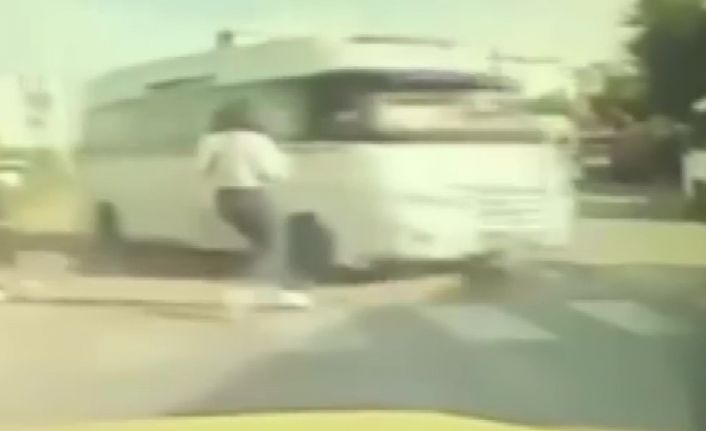 Genç kız ezilmekten son anda kurtuldu